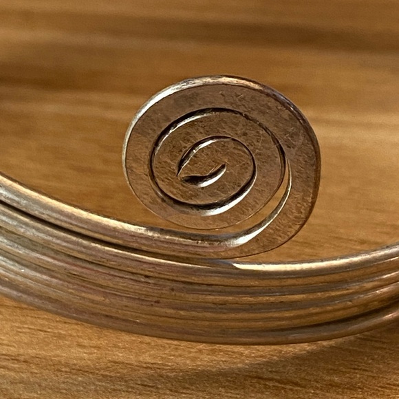 Three fun silver cuff bracelets – lapis, scrolls & white agate - Picture 6 of 14